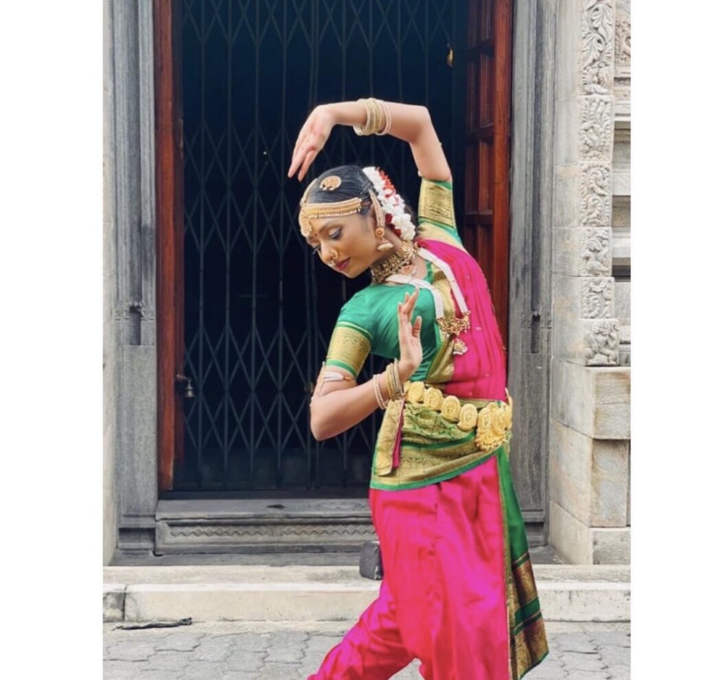 Sajani Sooriyadeniya performing